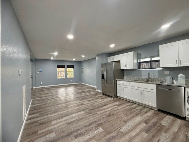 Building Photo - Updated 4 bedroom 2 bath home!