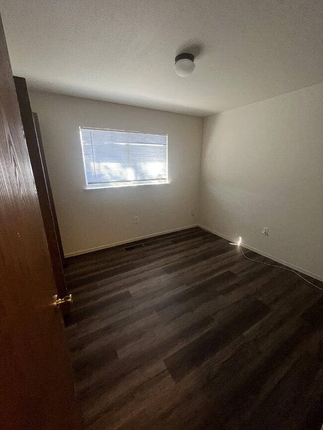 Building Photo - Charming 3-Bedroom Retreat with 2 Full Baths in Dayton's Serene Setting