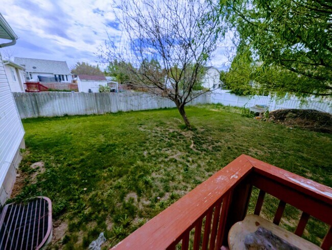 Building Photo - 749 Country Club Dr