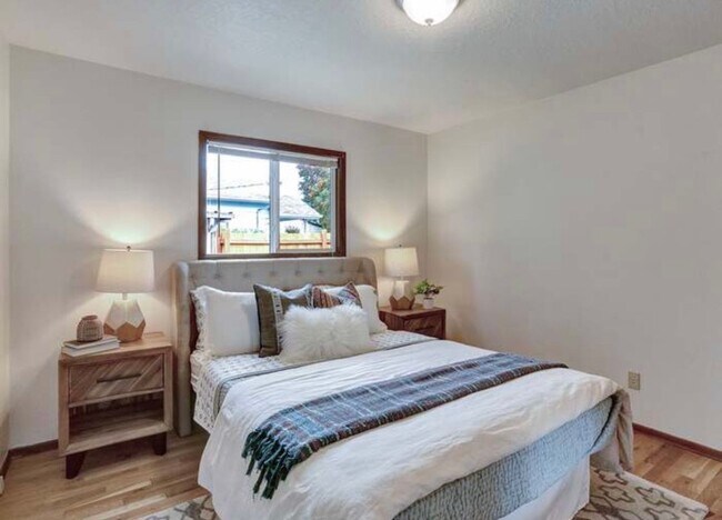 Building Photo - Adorable Woodstock 3 bedroom available for...