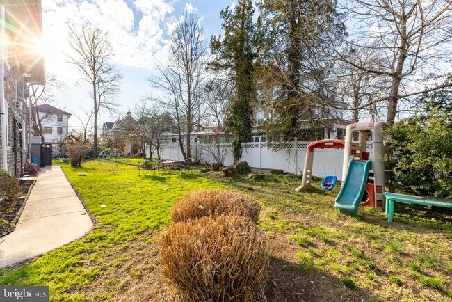 Building Photo - 2216 Georges Ln