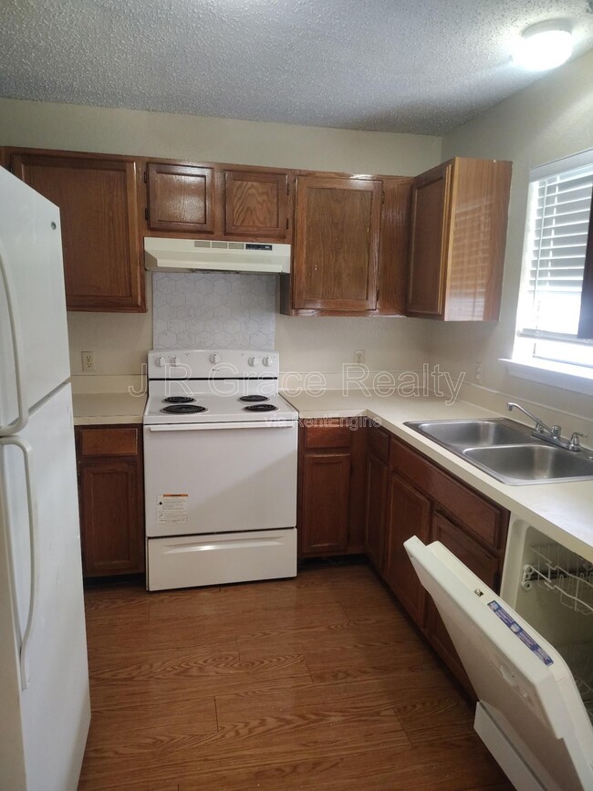 Building Photo - 5947 Shadydell Dr