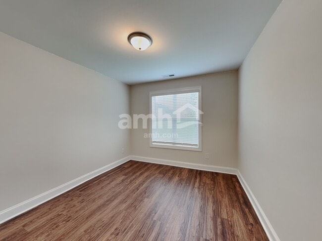 Building Photo - 409 Forest Glen Dr