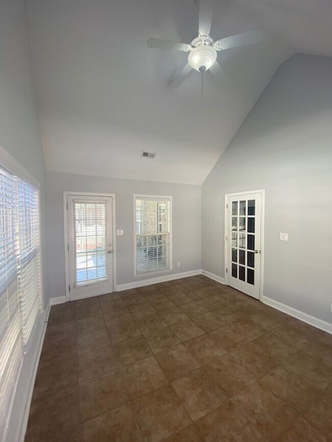 Building Photo - 4 Bedroom! Private Pool!