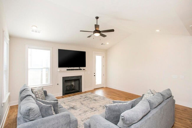 Building Photo - 170 Portico Pl