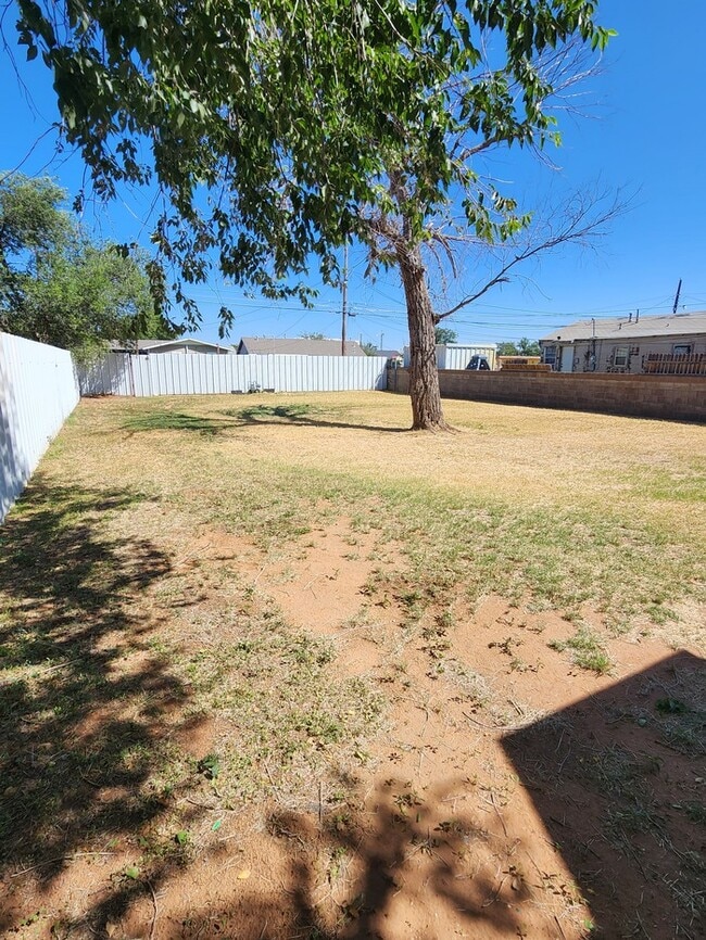 Building Photo - 2 bed 1 bath home, 1 car garage