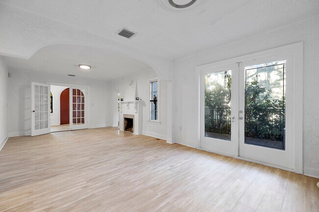 Building Photo - 1139 Venetia Ave