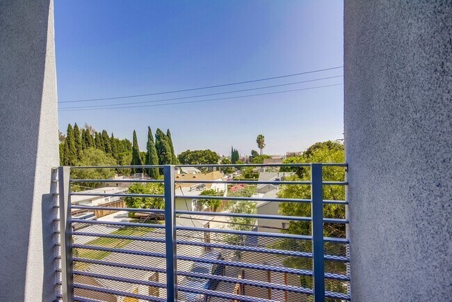 Building Photo - 6546 1/2 La Mirada Ave.-