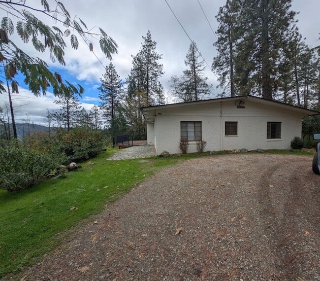 Primary Photo - Single story country home with breathtaking views!