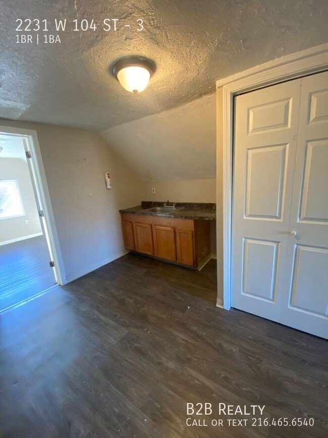 Primary Photo - 2231 W 104th St