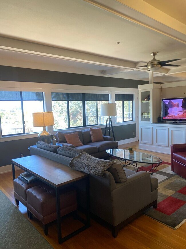 Building Photo - Beautiful Spacious Home in South Park with...