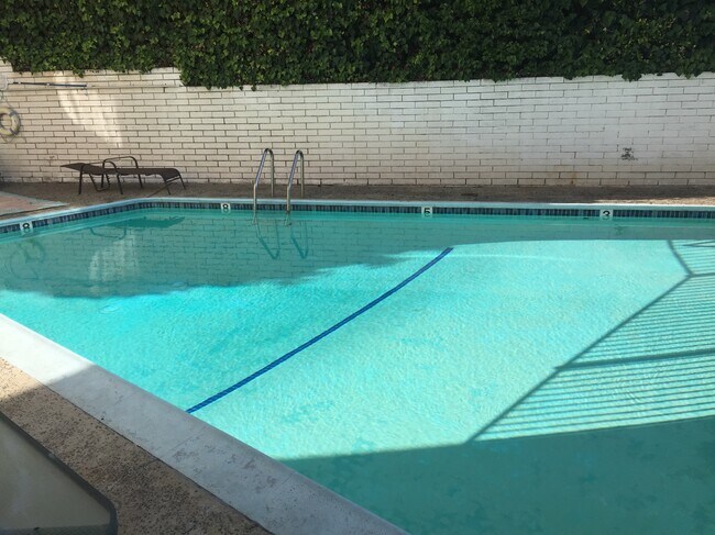 Building Photo - 3400 Club Dr