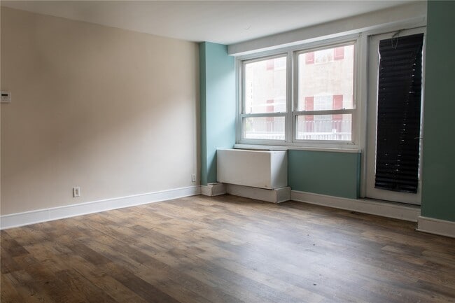 Building Photo - 210 N 17th St