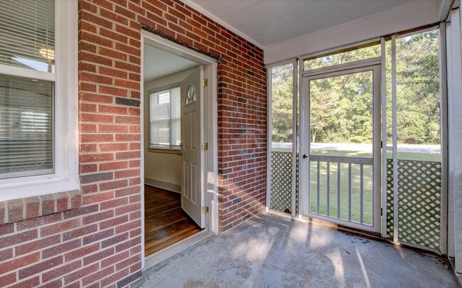 Building Photo - Beautifully renovated ranch bungalow locat...