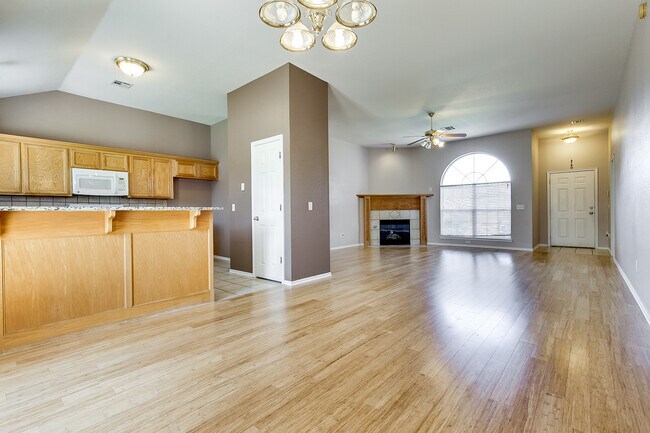 Building Photo - Edmond Schools + 4 bedrooms