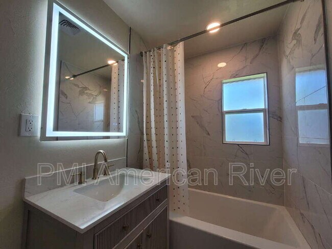 Building Photo - 2462 Town Cir