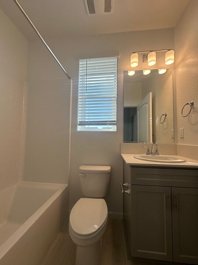 Building Photo - Newly built Woodside home located in Huckl...