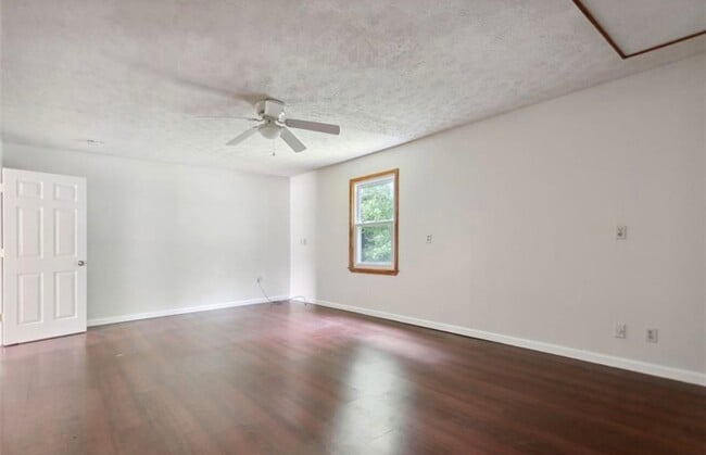 Building Photo - 3081 Brooks Dr