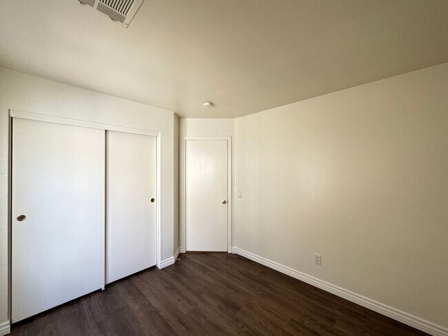 Building Photo - Decatur & Blue Diamond