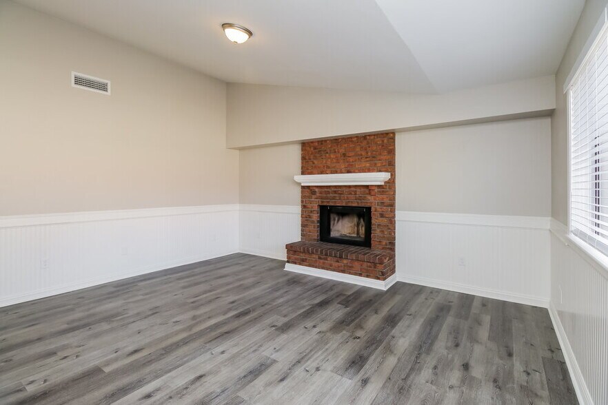 Building Photo - 440 E San Pedro Ave