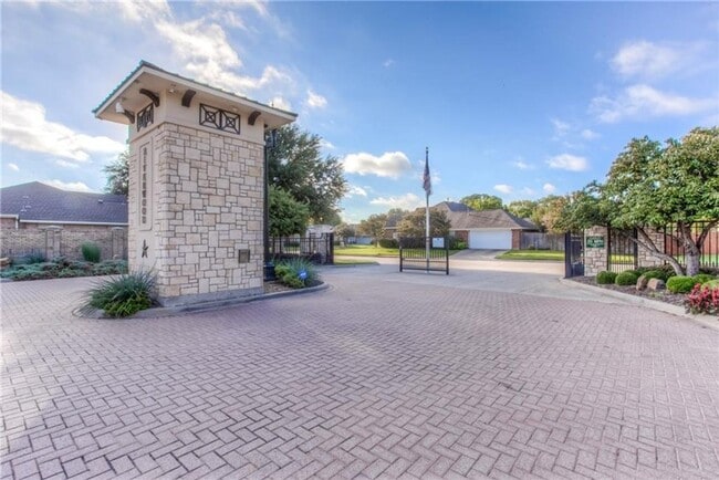 Building Photo - Spacious 3 Bed- 2 Bath in the Exclusive Private Riverwood Addition- SW Fort Worth- 76116