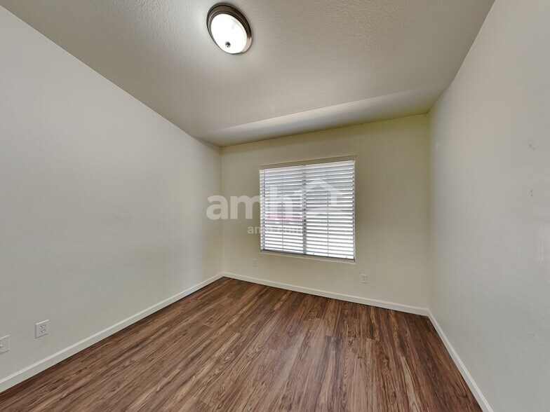 Building Photo - 7647 W Cameron Dr