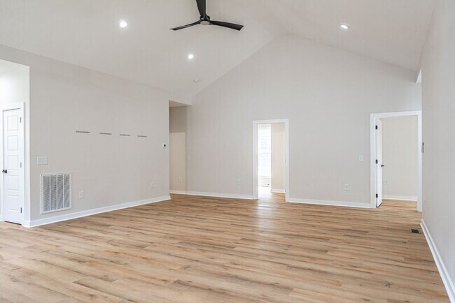 Building Photo - 721 Blue Bird Dr