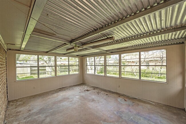 Building Photo - 807 Seacliff Dr