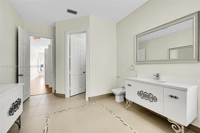 Building Photo - 512 NW 120th Dr
