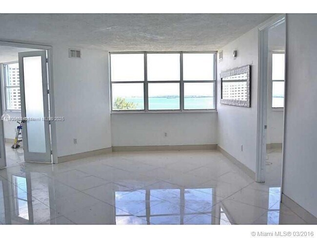 Building Photo - 905 Brickell Bay Dr