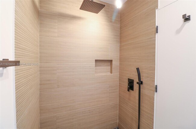 Building Photo - 221 SW 11th Ave