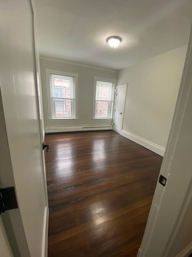Building Photo - Renovated 4 bedroom unit with easy access!