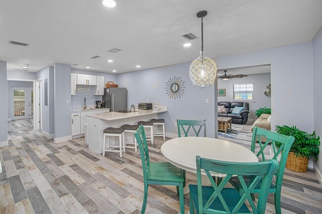 Building Photo - AVAILABLE MARCH 15TH 2026 -Downtown Flagler Beach Furnished 3 bedroom 1 bath!