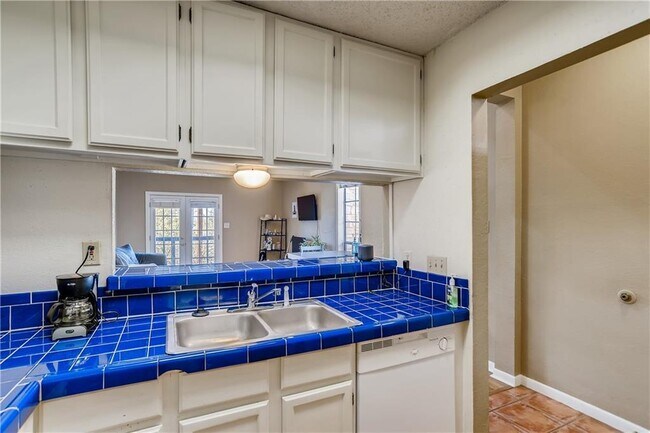 Building Photo - 711 W 21st St