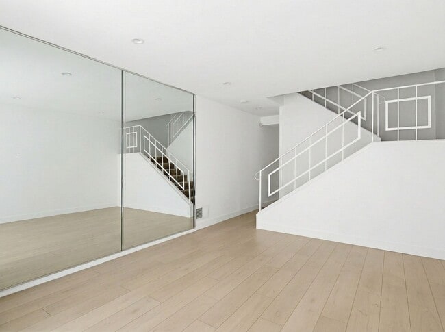 Building Photo - 337 Rexford Dr