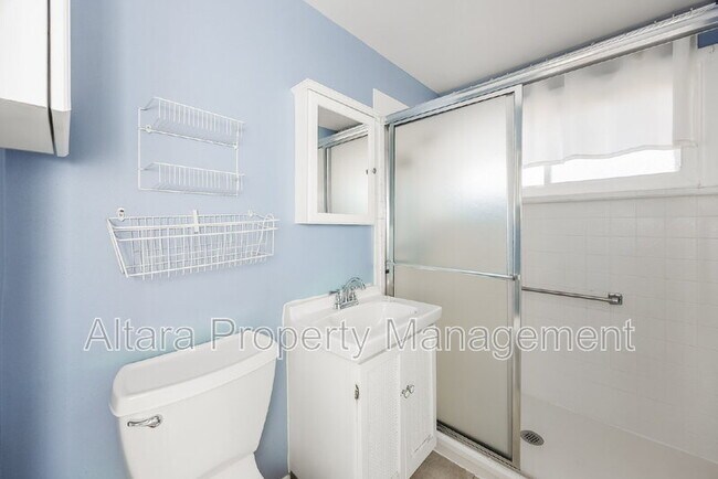 Building Photo - 2123 Robin Dr