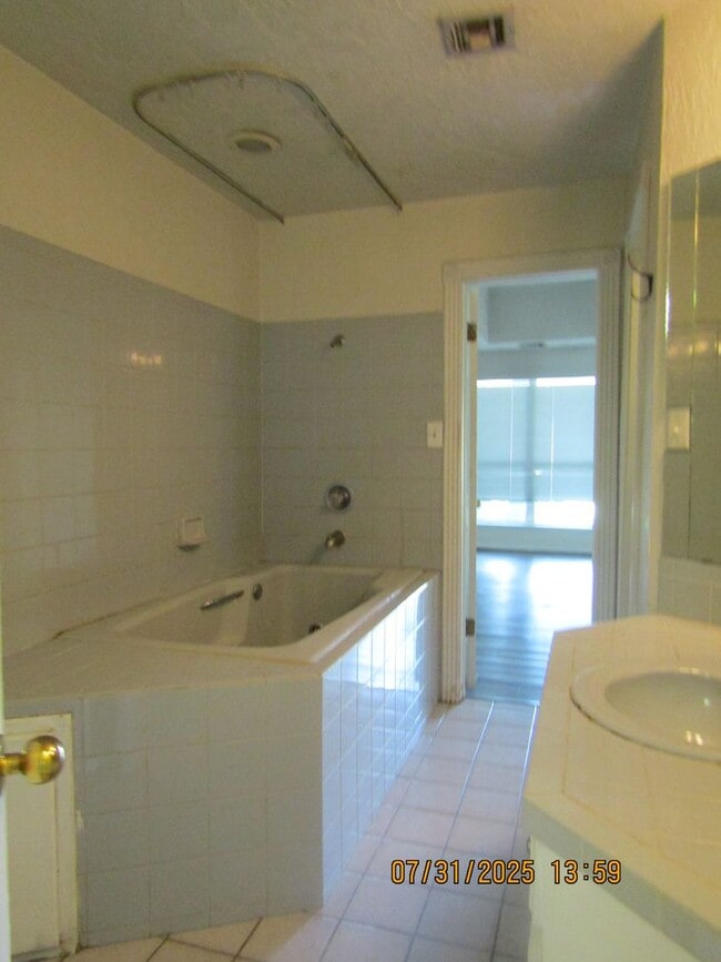 Building Photo - 503 NW Fairway Villa Dr