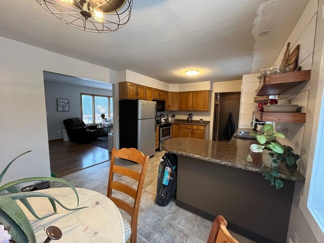 Building Photo - Beautiful 3 Bedroom / 2 Bath on 7 Acres!
