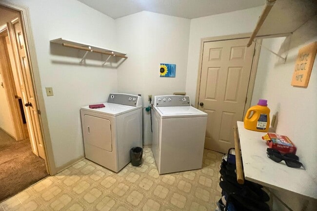 Building Photo - 2402 Garden Dr