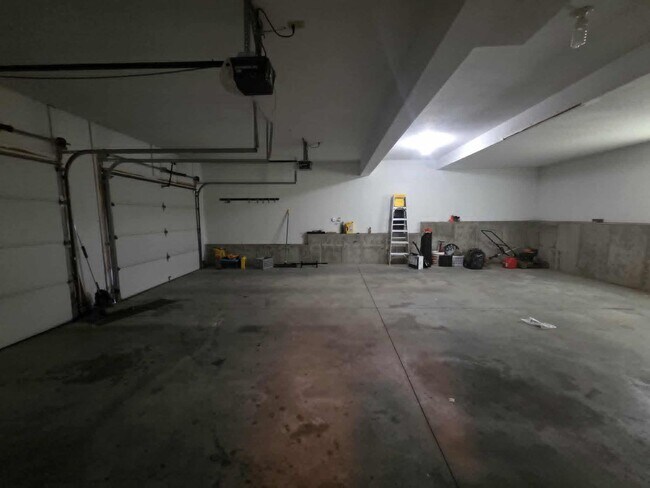 Building Photo - Spacious Home for Rent!