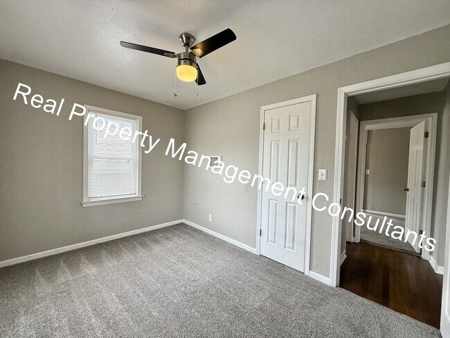 Building Photo - 2 Bed 1 bath lower- level apartment in North Kansas City!