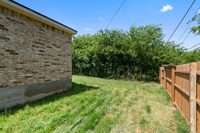 Building Photo - 1253 E Jessamine St