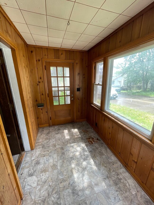 Building Photo - Available June 13th - 4 BED 2 BATH