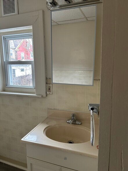 Building Photo - 808 E Morton St