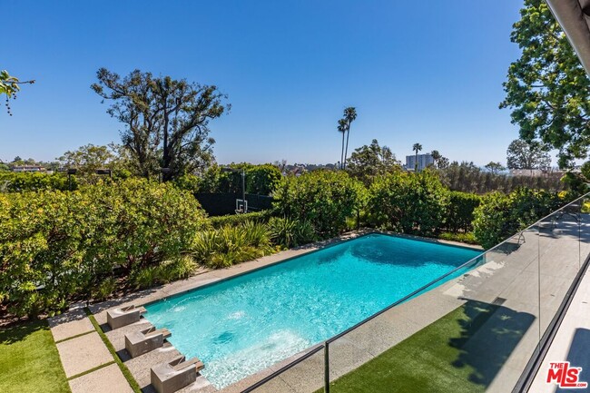 Building Photo - 400 Toyopa Dr