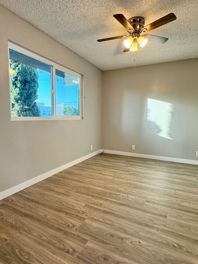 Building Photo - 2-Bedroom Residence with Front-Row Views on Lively 2nd Street
