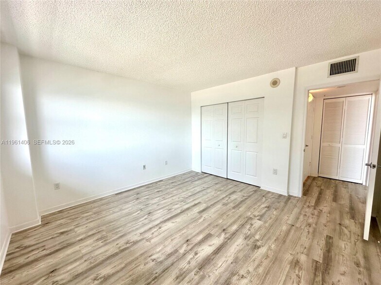 Building Photo - 1155 Brickell Bay Dr