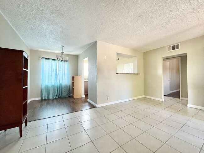 Building Photo - Charming 2-Bed Apartment – Well-Maintained...