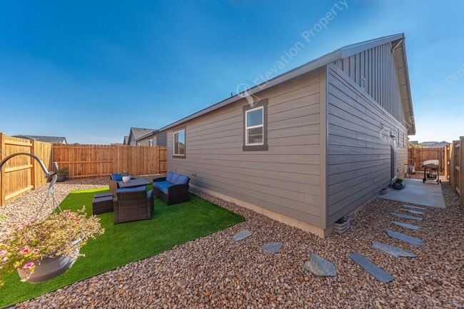 Building Photo - 2023 Hayden 3BR-2BA townhome in Redmond's Dry Canyon Community