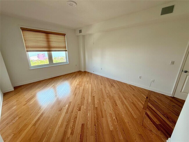 Building Photo - 750 N Tamiami Trl